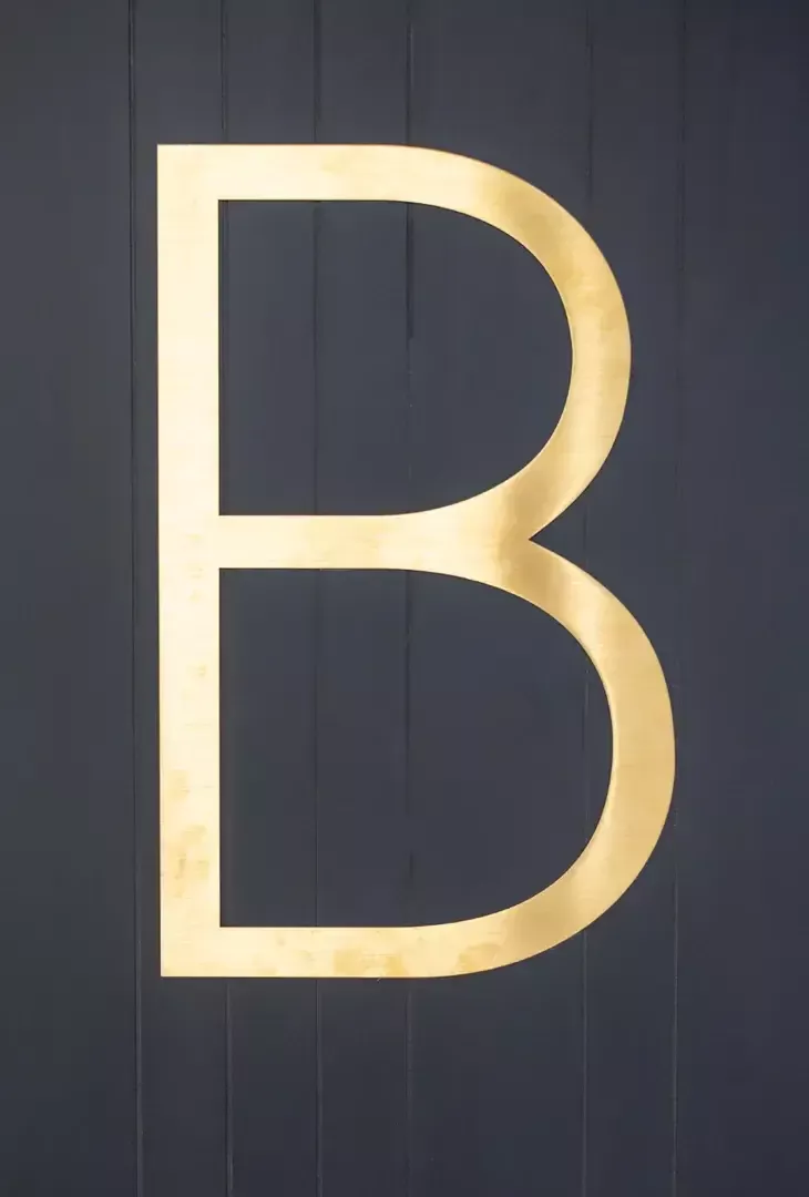 Litera B z blachy nierdzewnej szlifowanej - Litera B z blachy nierdzewnej szlifowanej