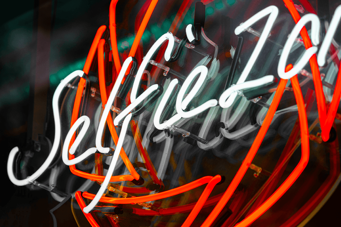 Cartello colorato al neon per la Selfie Zone